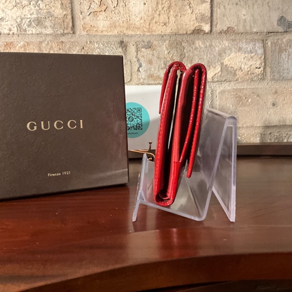 AUTHENTIC GUCCI RED PATENT LEATHER COMPACT WALLET - Picture 5 of 16